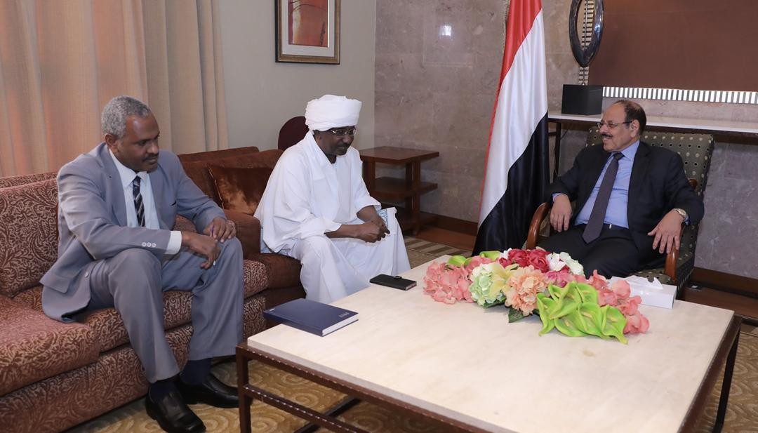 نائب الرئيس يلتقي السفير السوداني ويعبر عن تقدير الشرعية للمواقف الأخوية لجمهورية السودان