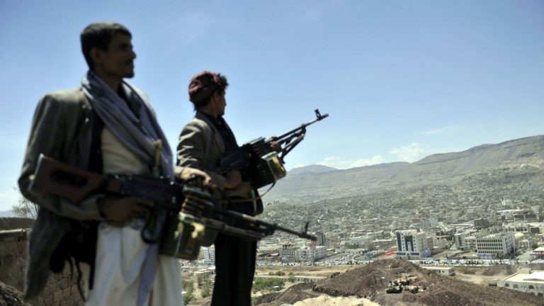 المليشيات الحوثية تكثف وجودها في الحديدة وتنشر مسلحيها في المساجد والمستشفيات 