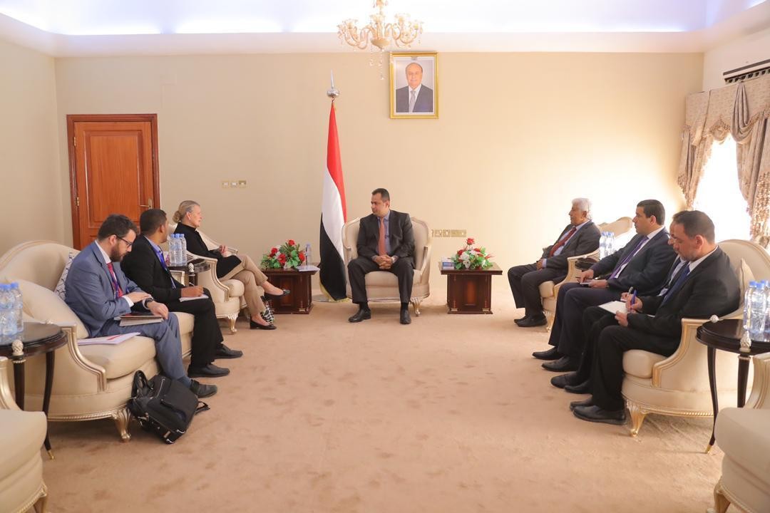 رئيس الحكومة يبحث مع مسؤولة أممية مشاريع الأمم المتحدة في اليمن خلال الفترة الماضية