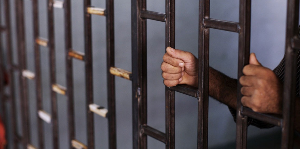 المليشيات تفرج عن 42 من المعتقلين في سجونها