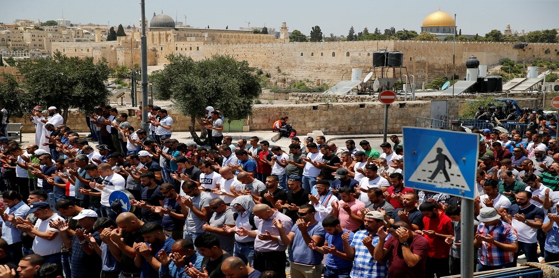 القدس يكتظ بآلاف المصلين