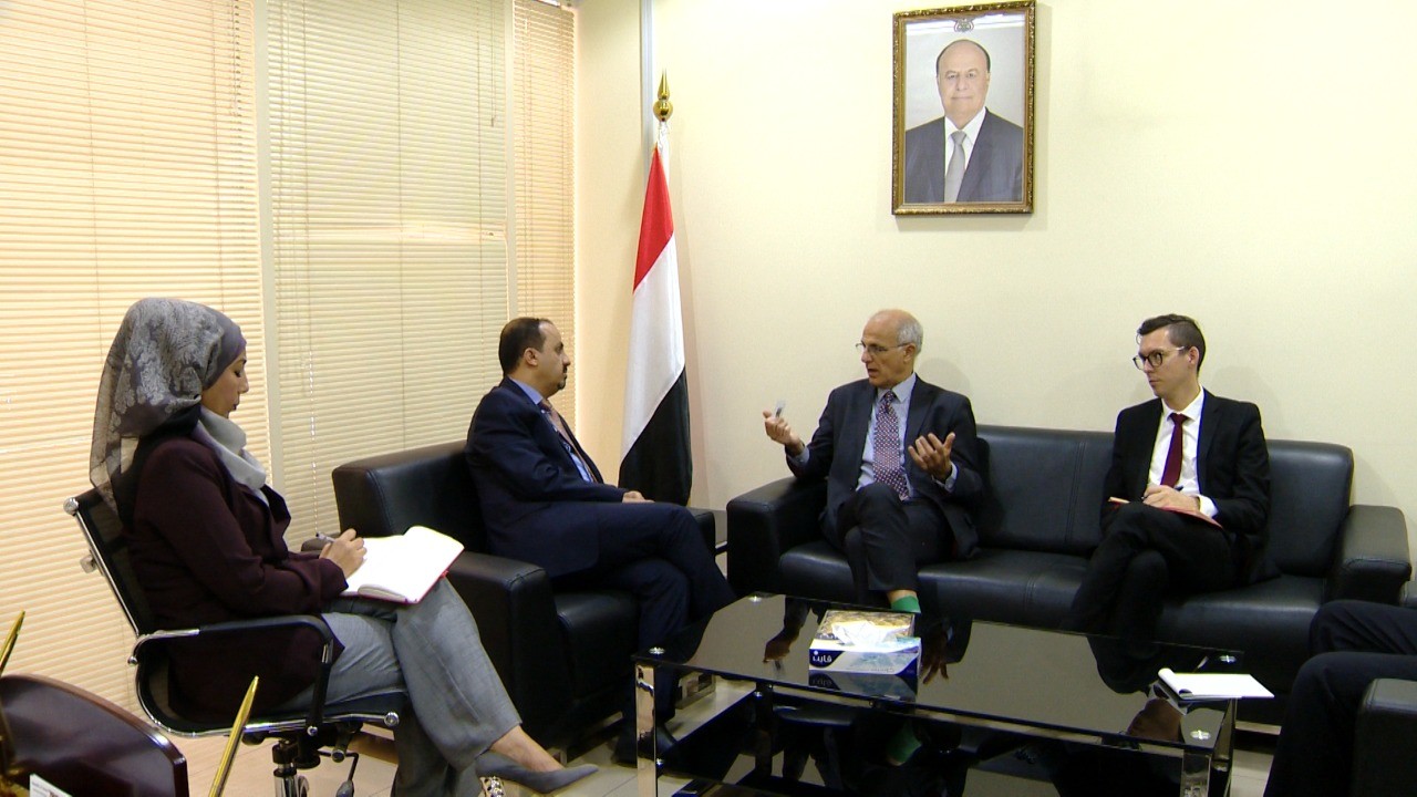 الارياني يلتقي السفير البريطاني ويبحث معه أوضاع الصحفيين المعتقلين لدى مليشيا الحوثي
