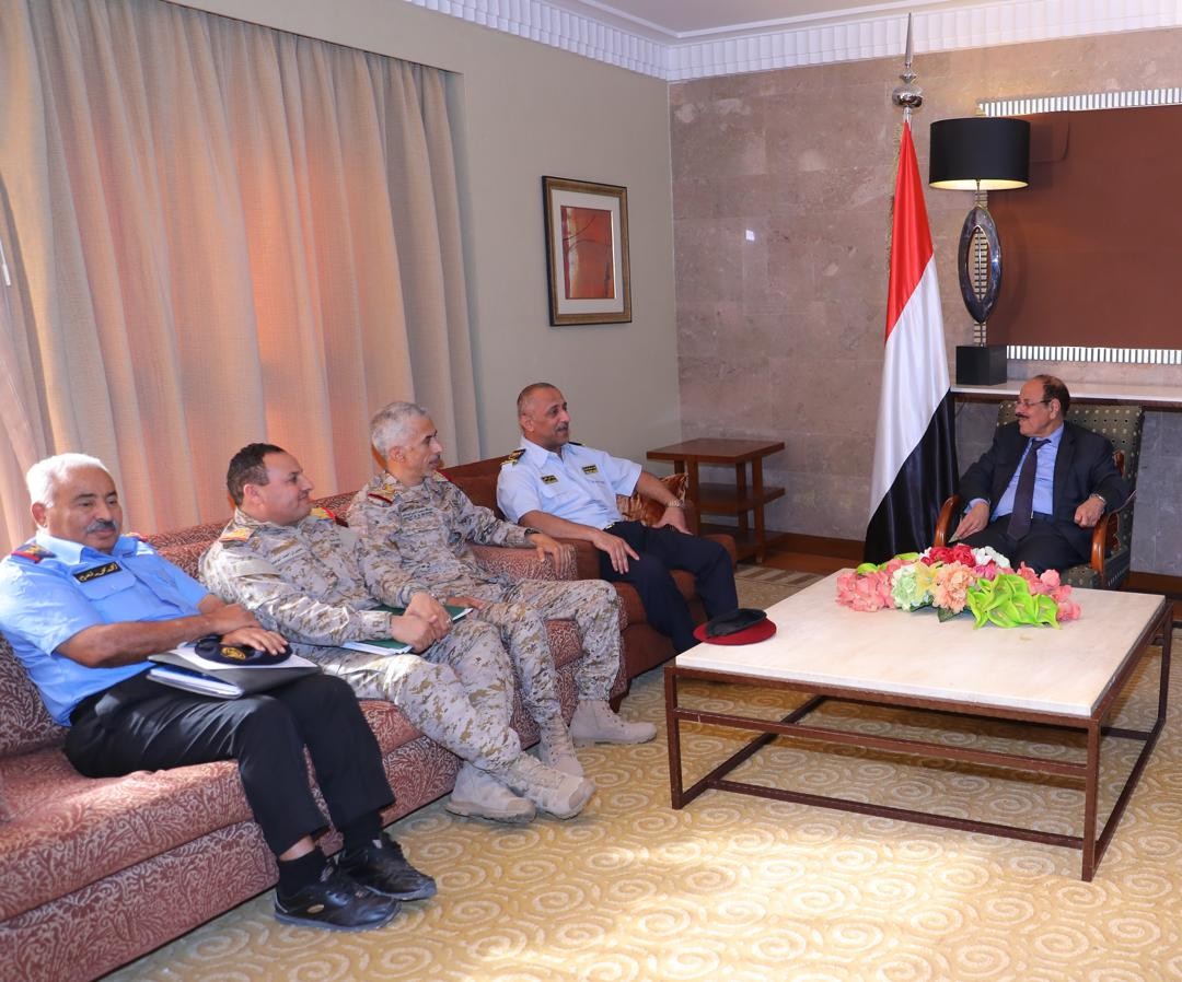 الفريق الأحمر يلتقي رئيس مصلحة خفر السواحل اليمنية وقائد قوات حرس الحدود