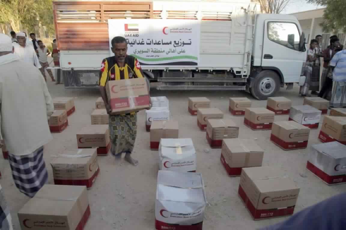 الهلال الأحمر الاماراتي يوزع مساعدات انسانية في حضرموت