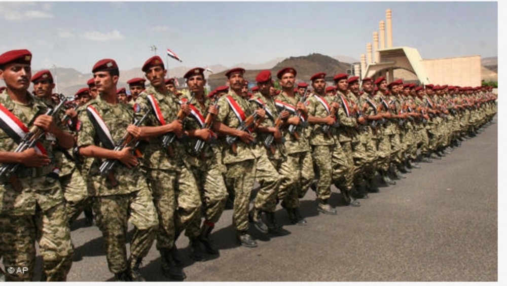 عناصر من قوات الحرس الجمهوري بأيدي الحماية الرئاسية في عدن