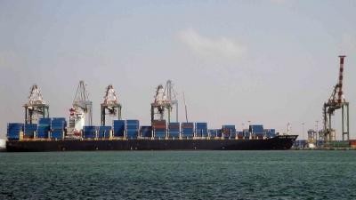 ميناء عدن يستقبل باخرتين تجاريتين من جدة وجيبوتي