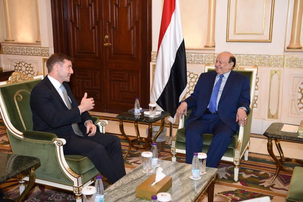 لقاء يجمع الرئيس هادي بالسفير البريطاني في الرياض