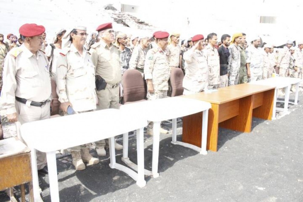 محافظ أبين وقائد المنطقة العسكرية الرابعة يلتقيان الوحدات العسكرية والامنية المشاركة في تطهير أبين