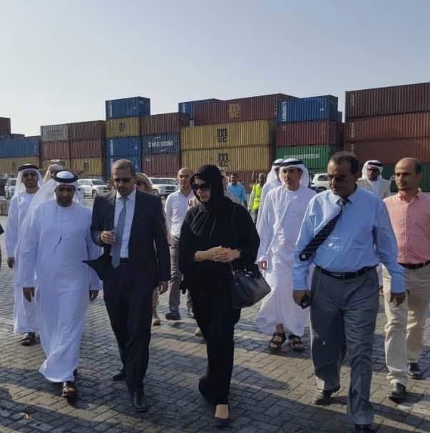 وزير التعاون الإماراتي يصل عدن ويزور الميناء