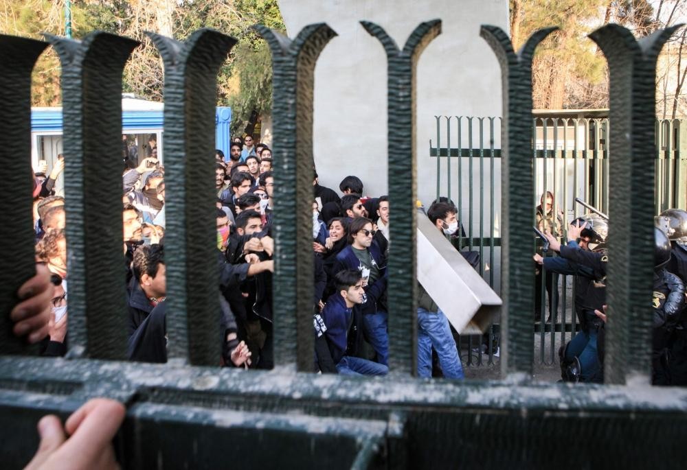 التظاهرات تتمدد في ايران الى 20 مدينة وسط زخم شعبي كبير